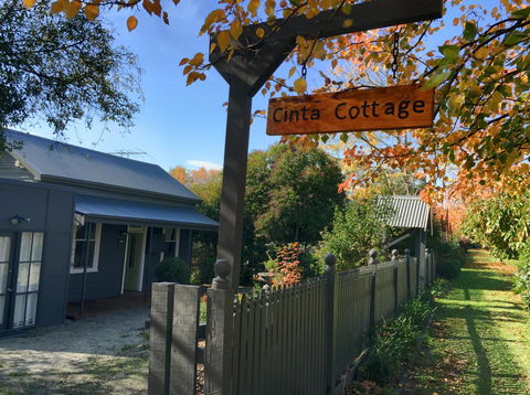 Cinta Cottage - E Caravan Parks 0