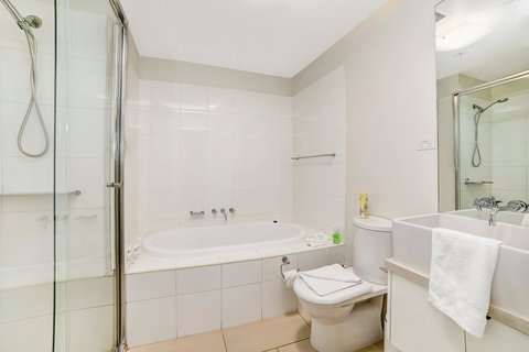 Signature Waterfront Apartments - E Caravan Parks 14