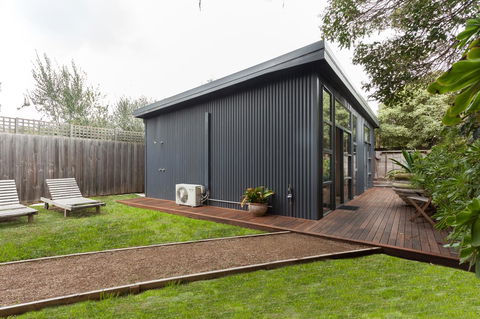 The Love Shack - Romantic Bungalow - E Caravan Parks 12