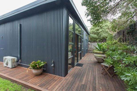 The Love Shack - Romantic Bungalow - E Caravan Parks 1