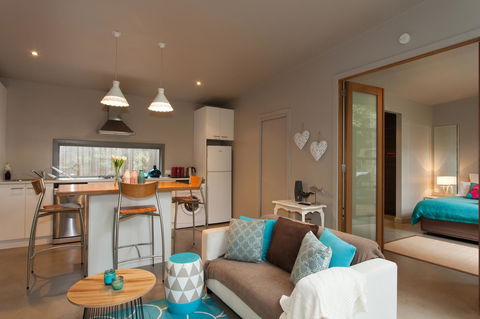 The Love Shack - Romantic Bungalow - E Caravan Parks 3