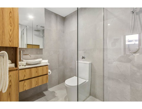 Boutique Apartment In Quiet, Sought-after Suburb - E Caravan Parks 5