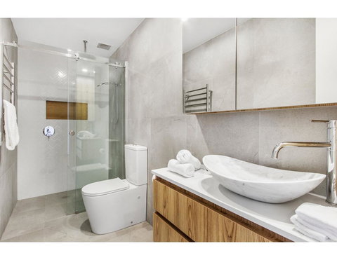 Boutique Apartment In Quiet, Sought-after Suburb - E Caravan Parks 14