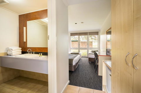 Burvale Hotel - E Caravan Parks 8