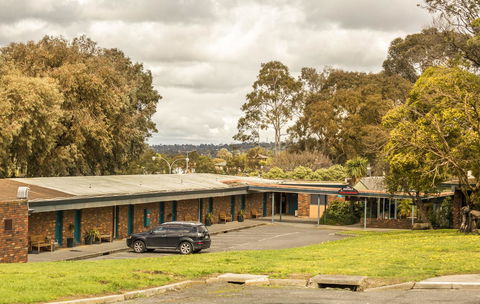 Burvale Hotel - E Caravan Parks 10