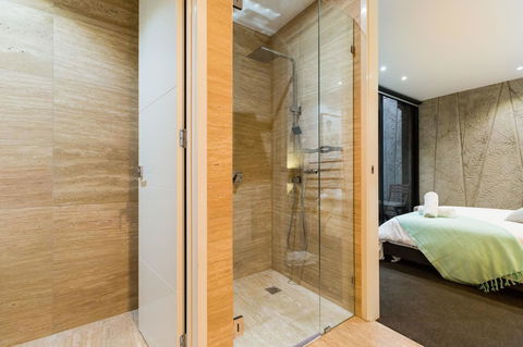 RenÃ©e - Beyond A Room Private Apartments - E Caravan Parks 8