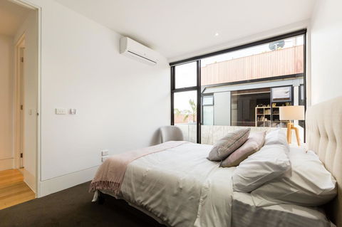 RenÃ©e - Beyond A Room Private Apartments - E Caravan Parks 16