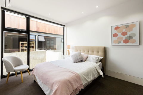 RenÃ©e - Beyond A Room Private Apartments - E Caravan Parks 17