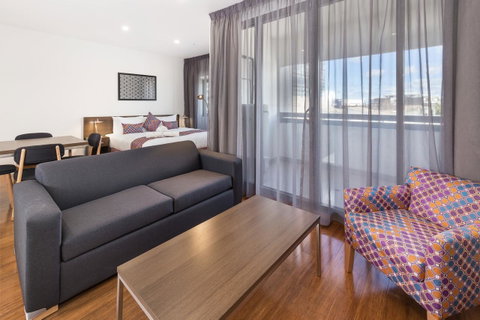 City Edge Dandenong Apartment Hotel - E Caravan Parks 0