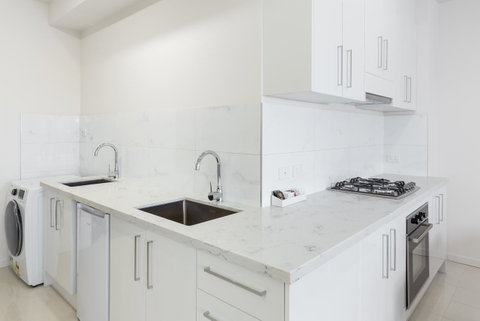 City Edge Dandenong Apartment Hotel - E Caravan Parks 11