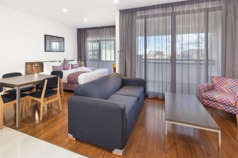 City Edge Dandenong Apartment Hotel - E Caravan Parks 13