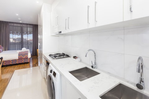 City Edge Dandenong Apartment Hotel - E Caravan Parks 9