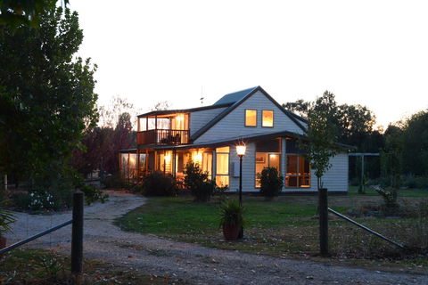 Beechworth Cedar Cottages - E Caravan Parks 14