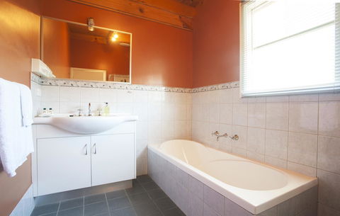 Beechworth Cedar Cottages - E Caravan Parks 11