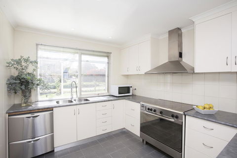 Beechworth Cedar Cottages - E Caravan Parks 4