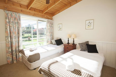 Beechworth Cedar Cottages - E Caravan Parks 10