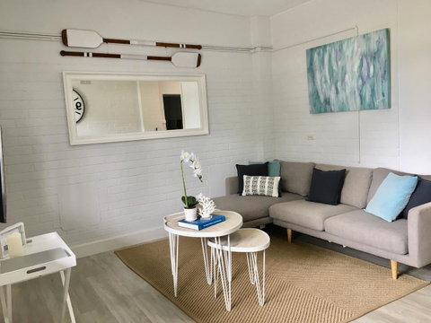 The Wheelhouse - 2BR Waterfront Apt In Town - E Caravan Parks 2