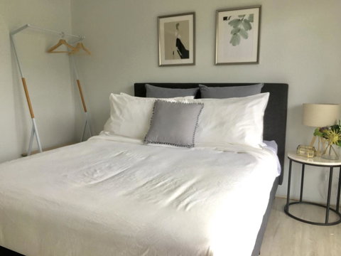 The Wheelhouse - 2BR Waterfront Apt In Town - E Caravan Parks 7