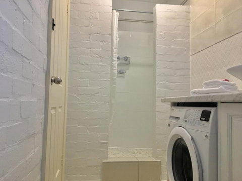 The Wheelhouse - 2BR Waterfront Apt In Town - E Caravan Parks 14