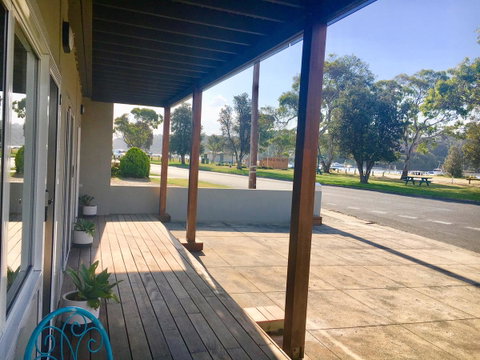 The Wheelhouse - 2BR Waterfront Apt In Town - E Caravan Parks 17