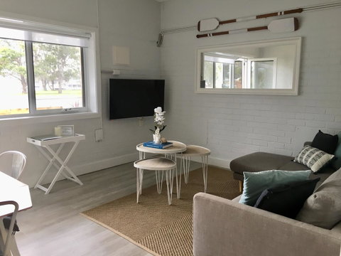 The Wheelhouse - 2BR Waterfront Apt In Town - E Caravan Parks 1