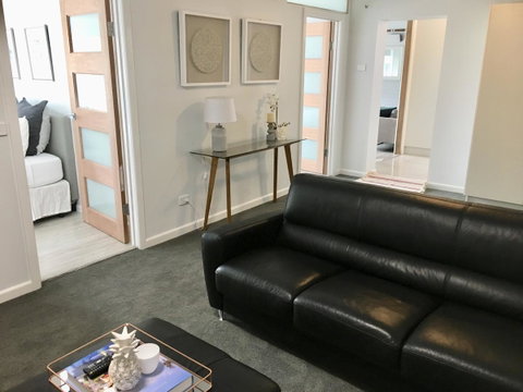 The Wheelhouse - 2BR Waterfront Apt In Town - E Caravan Parks 10