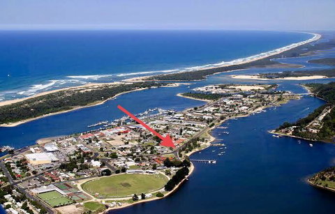 The Wheelhouse - 2BR Waterfront Apt In Town - E Caravan Parks 16