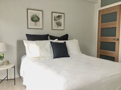 The Wheelhouse - 2BR Waterfront Apt In Town - E Caravan Parks 4