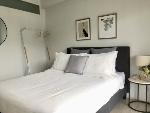 The Wheelhouse - 2BR Waterfront Apt In Town - E Caravan Parks 9