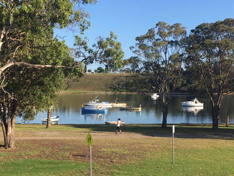 The Wheelhouse - 2BR Waterfront Apt In Town - E Caravan Parks 20