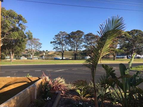 The Wheelhouse - 2BR Waterfront Apt In Town - E Caravan Parks 15