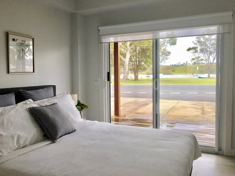 The Wheelhouse - 2BR Waterfront Apt In Town - E Caravan Parks 3