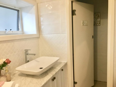 The Wheelhouse - 2BR Waterfront Apt In Town - E Caravan Parks 12