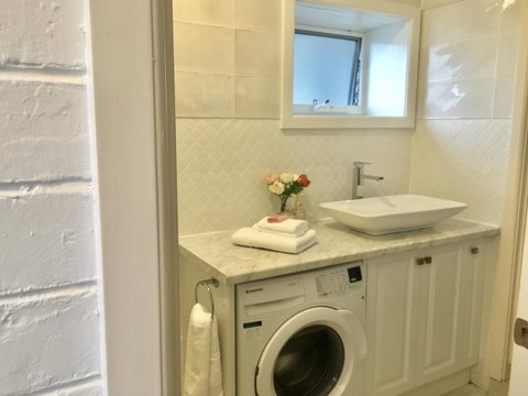 The Wheelhouse - 2BR Waterfront Apt In Town - E Caravan Parks 13