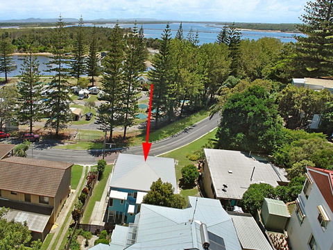 The Blue House - Flat Walk To River And Beach - E Caravan Parks 0