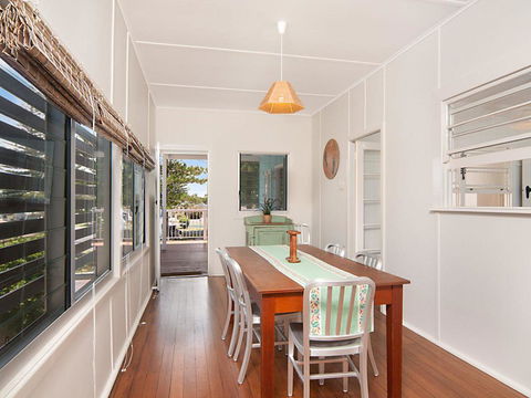 The Blue House - Flat Walk To River And Beach - E Caravan Parks 3