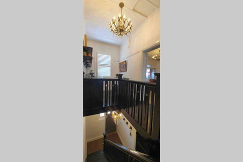 The Dewhurst - Sophisticated Entire CBD Apartment - E Caravan Parks 2