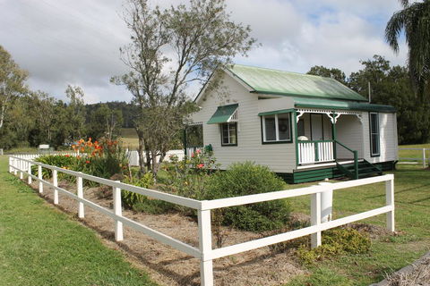 The Dollhouse Cottage - E Caravan Parks 1