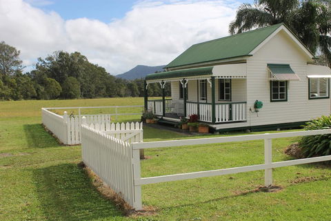 The Dollhouse Cottage - E Caravan Parks 2