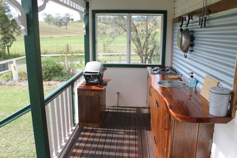 The Dollhouse Cottage - E Caravan Parks 3