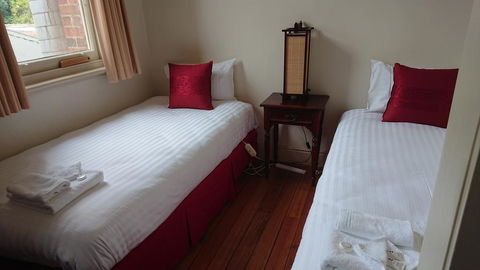 The Empire Hotel - E Caravan Parks 2