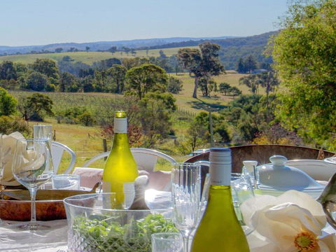 The Farmhouse - Grape Vines And Rolling Green Hills - E Caravan Parks 0