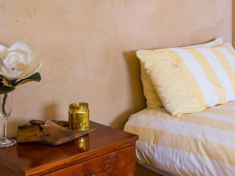 The Farmhouse - Grape Vines And Rolling Green Hills - E Caravan Parks 3