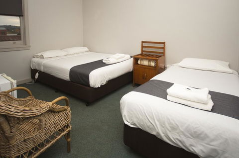 The George Hotel - E Caravan Parks 2