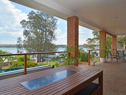 The House On The Lake @ Fishing Point, Lake Macquarie - Honestly Put The Line In And Catch Fish - E Caravan Parks 0