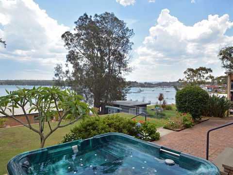 The House On The Lake @ Fishing Point, Lake Macquarie - Honestly Put The Line In And Catch Fish - E Caravan Parks 1