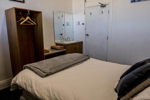 The Imperial Hotel - E Caravan Parks 3