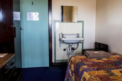 The Imperial Hotel - E Caravan Parks 2