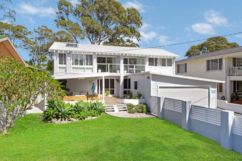 THE LAKE HOUSE - WiTH SWIMMING POOL - E Caravan Parks 0
