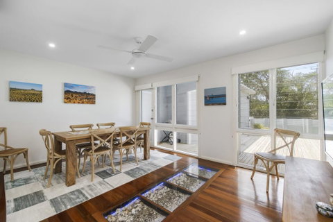 THE LAKE HOUSE - WiTH SWIMMING POOL - E Caravan Parks 1